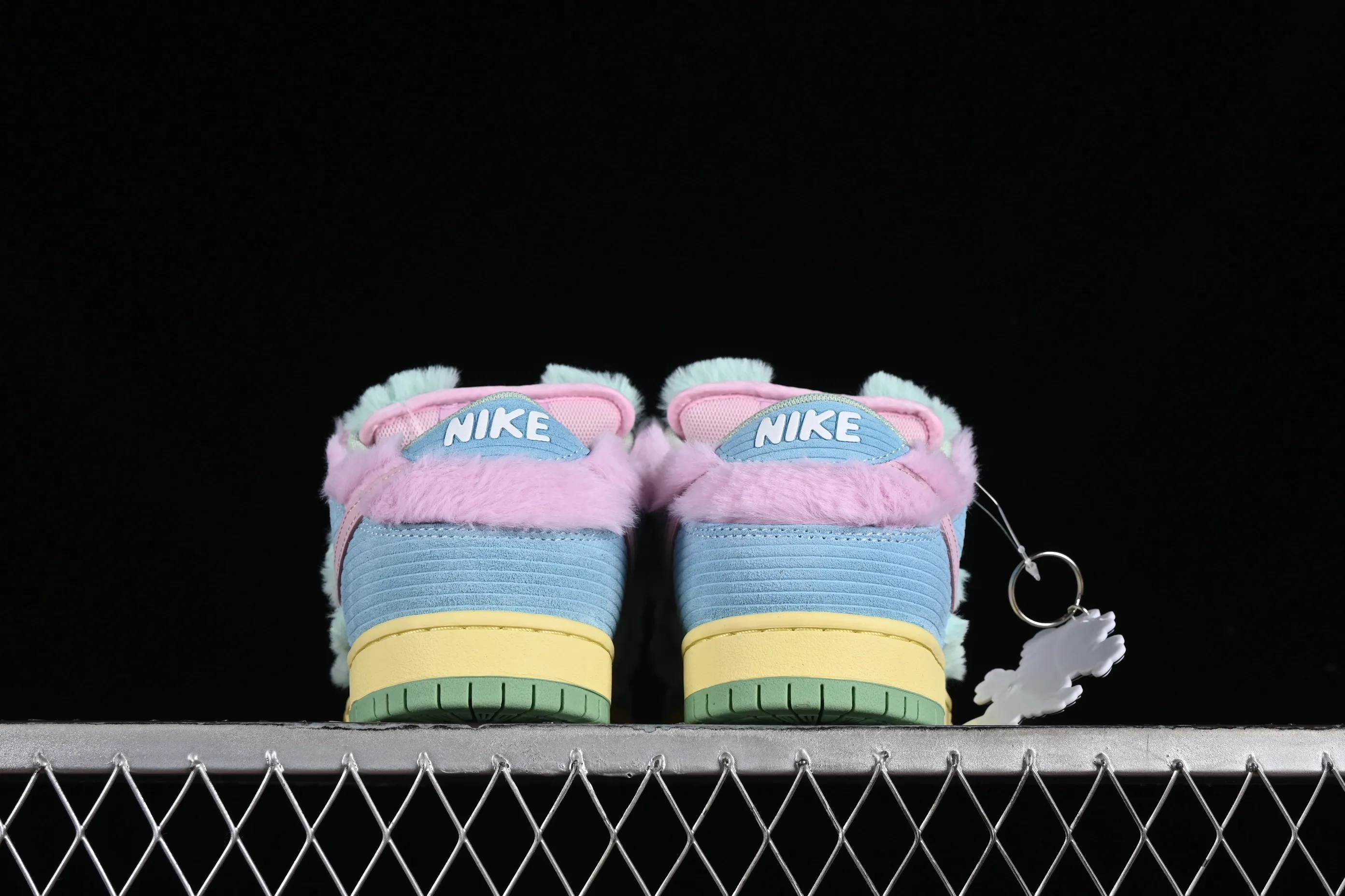 All Categories Nk SB Dunk Series Nk SB Dunk Low Low-top sneakers C version Verdy x Nk SB Dunk Low "Visty" joint model SB low-top casual sneakers FN6040-400